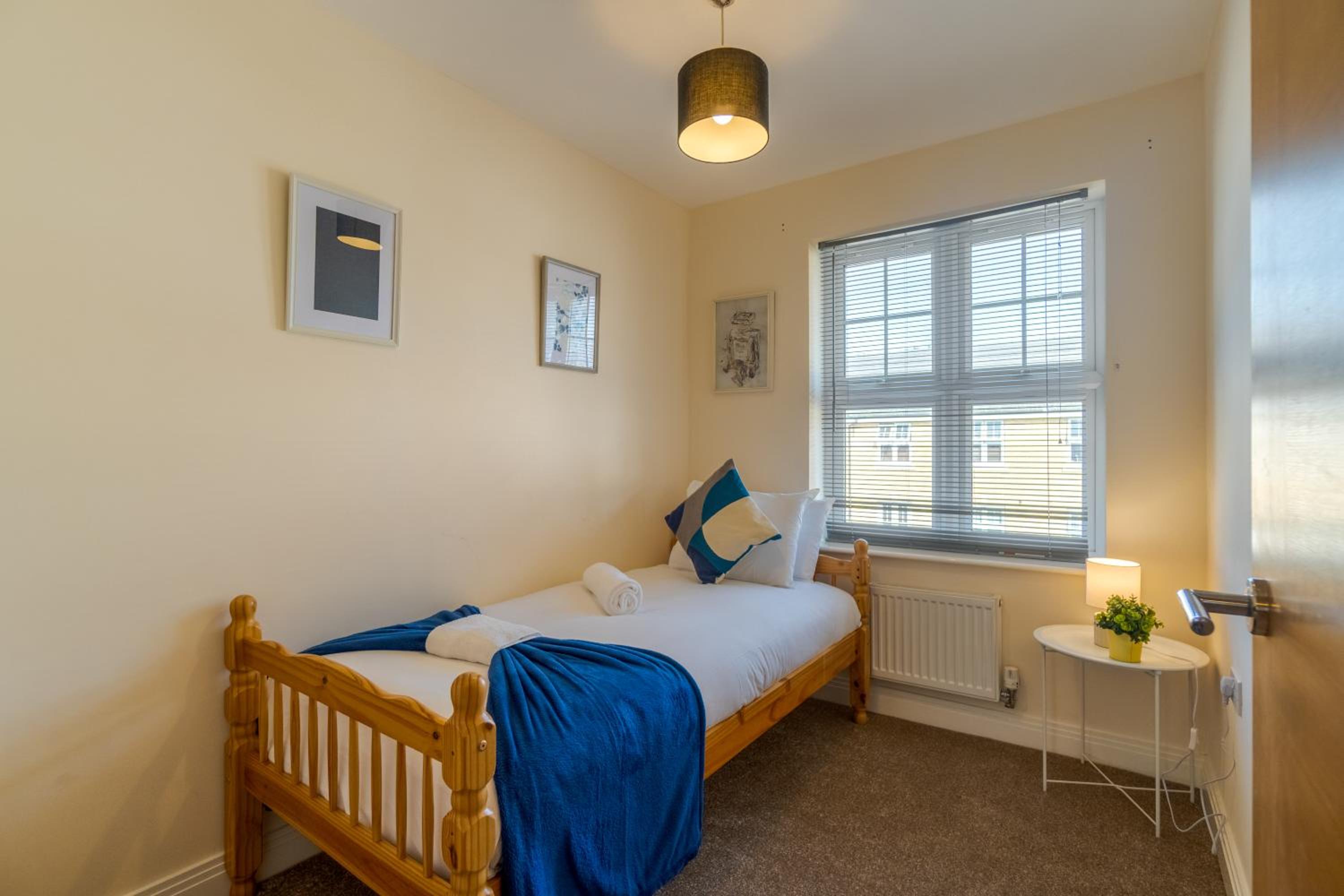 North West London near warner bros studio Modern huge house 5bed 4bath WD17 with free parking (9 occupancy) view 3
