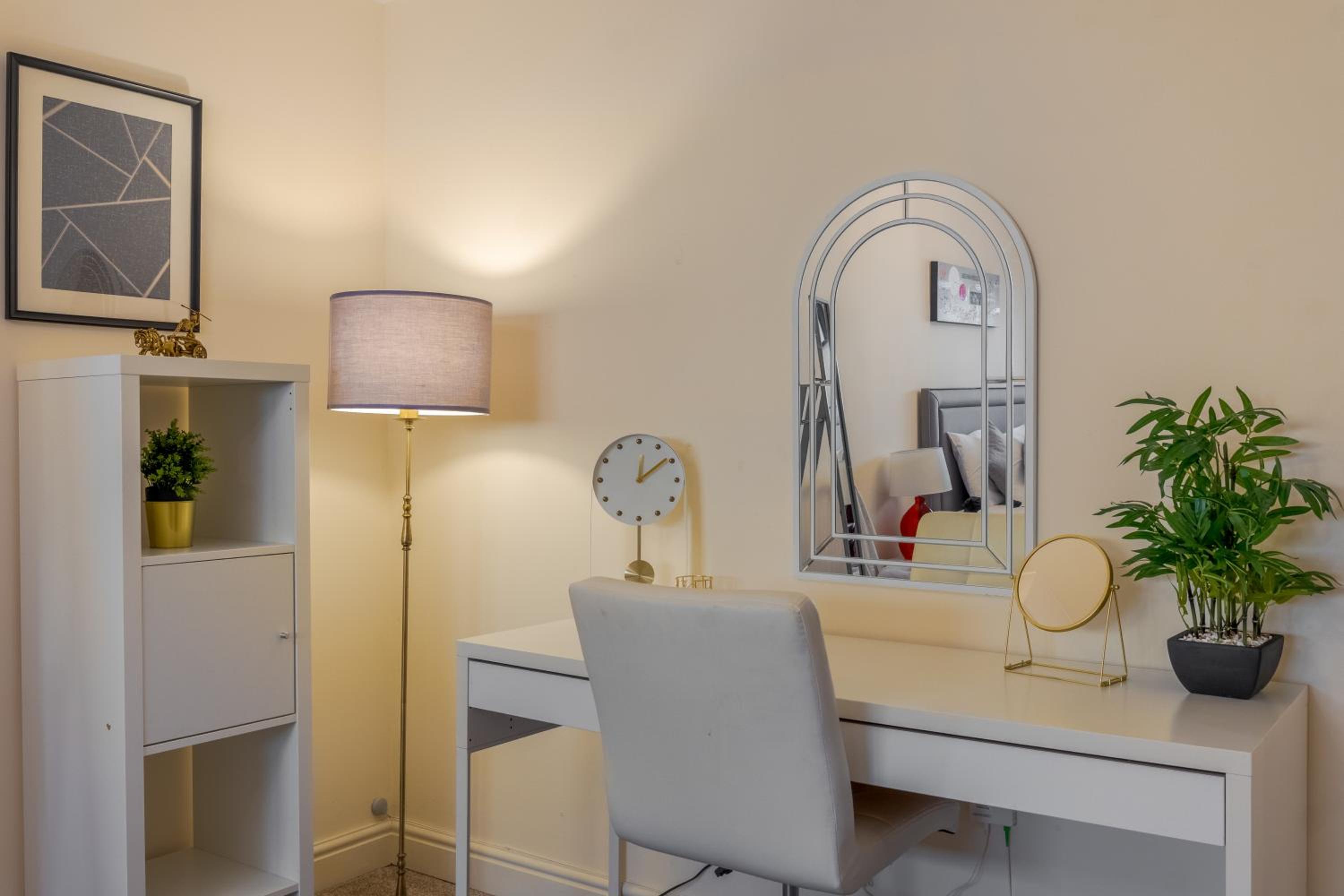 North West London near warner bros studio Modern huge house 5bed 4bath WD17 with free parking (9 occupancy) view 4