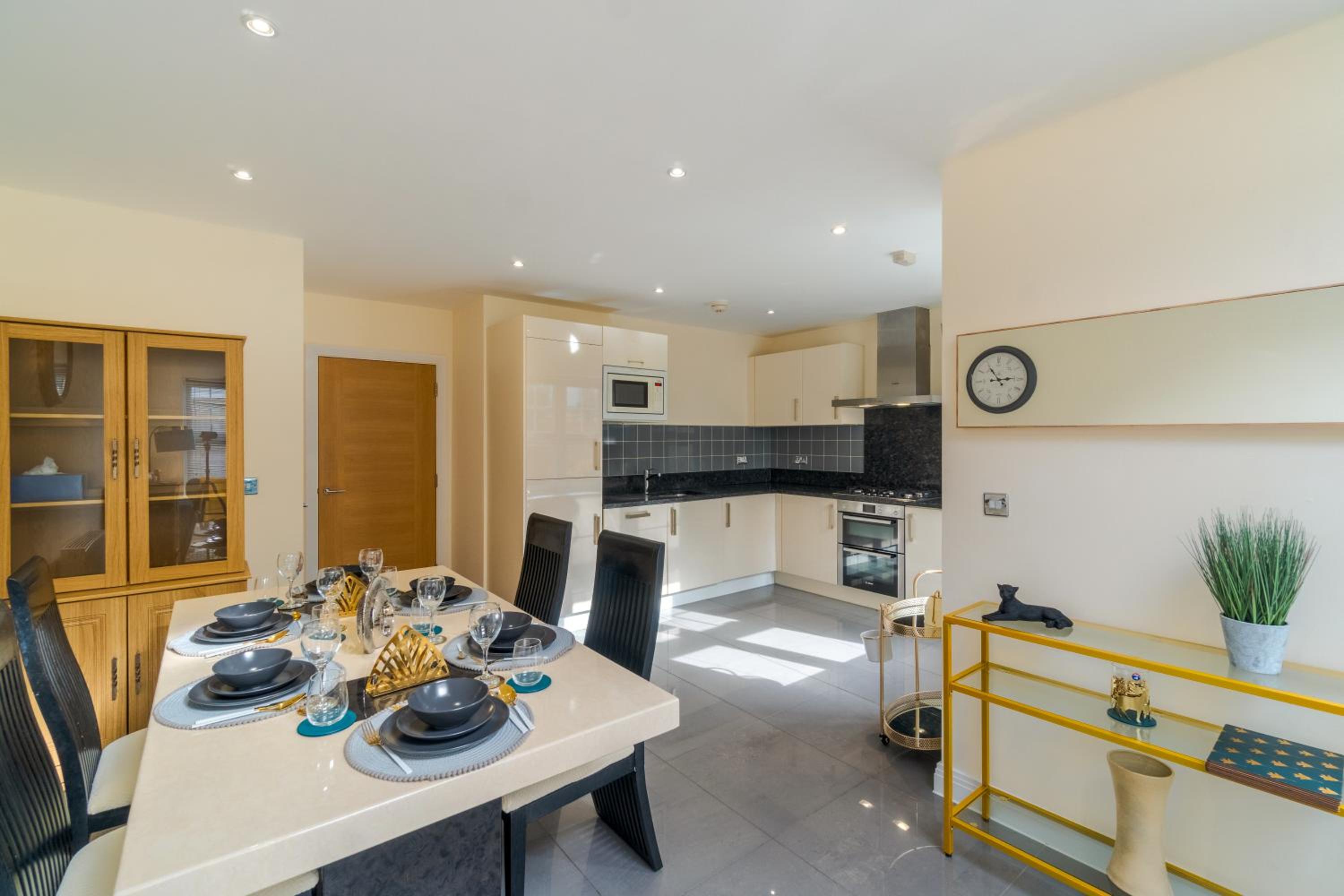 North West London near warner bros studio Modern huge house 5bed 4bath WD17 with free parking (9 occupancy) view 5