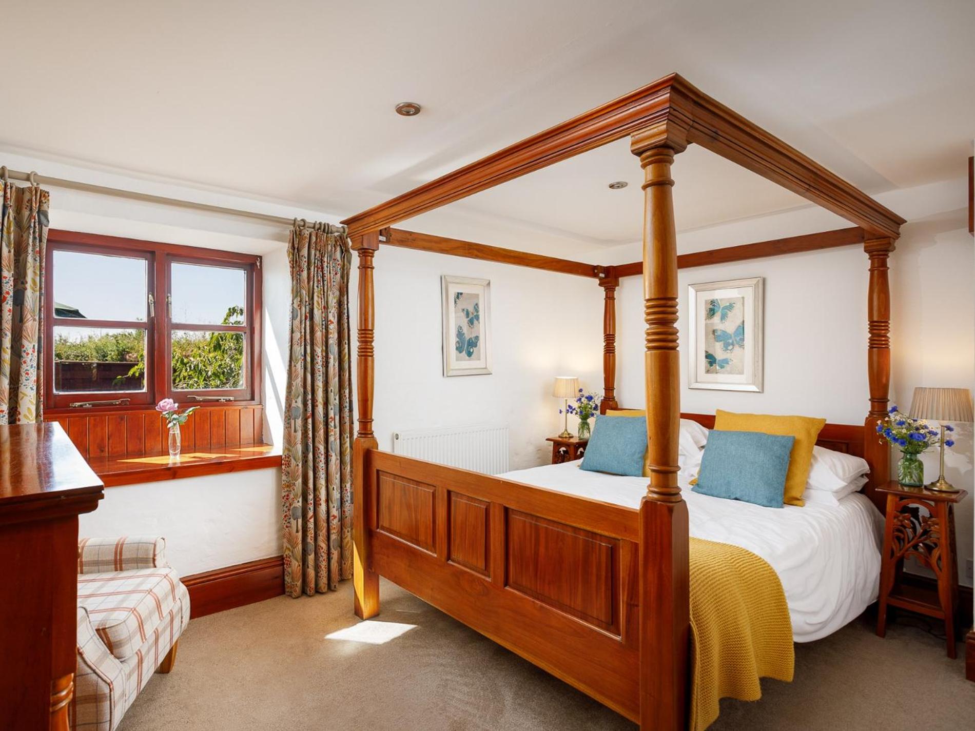 5 Bed in Redruth oc-hellf view 3