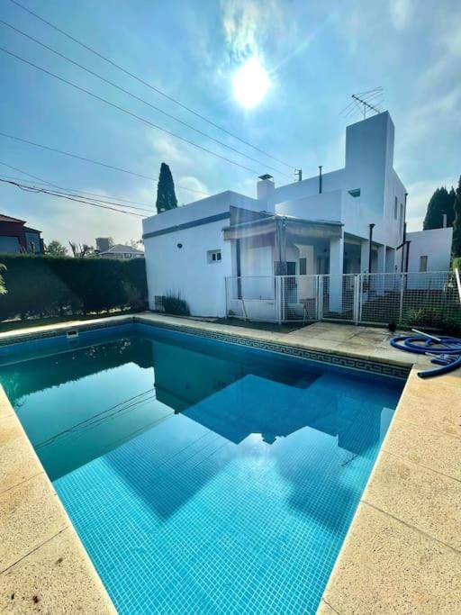 Excelente casa en Country con pileta