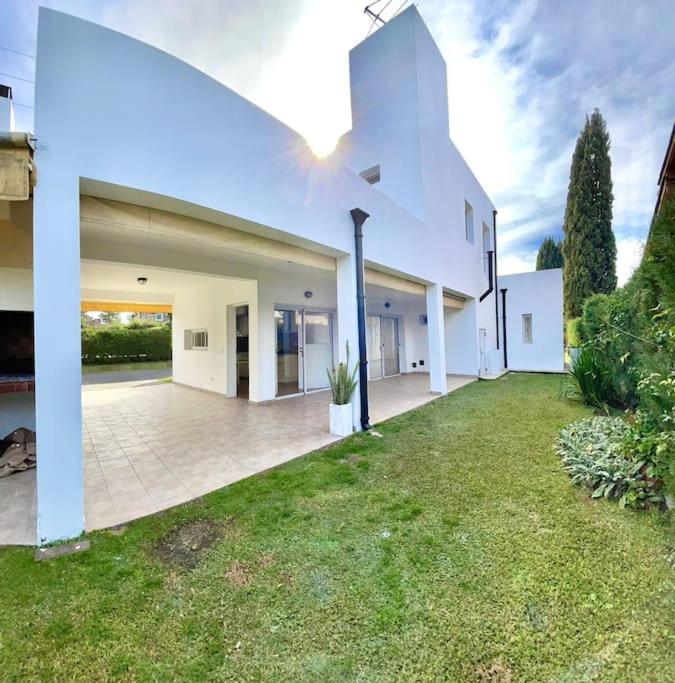 Excelente casa en Country con pileta