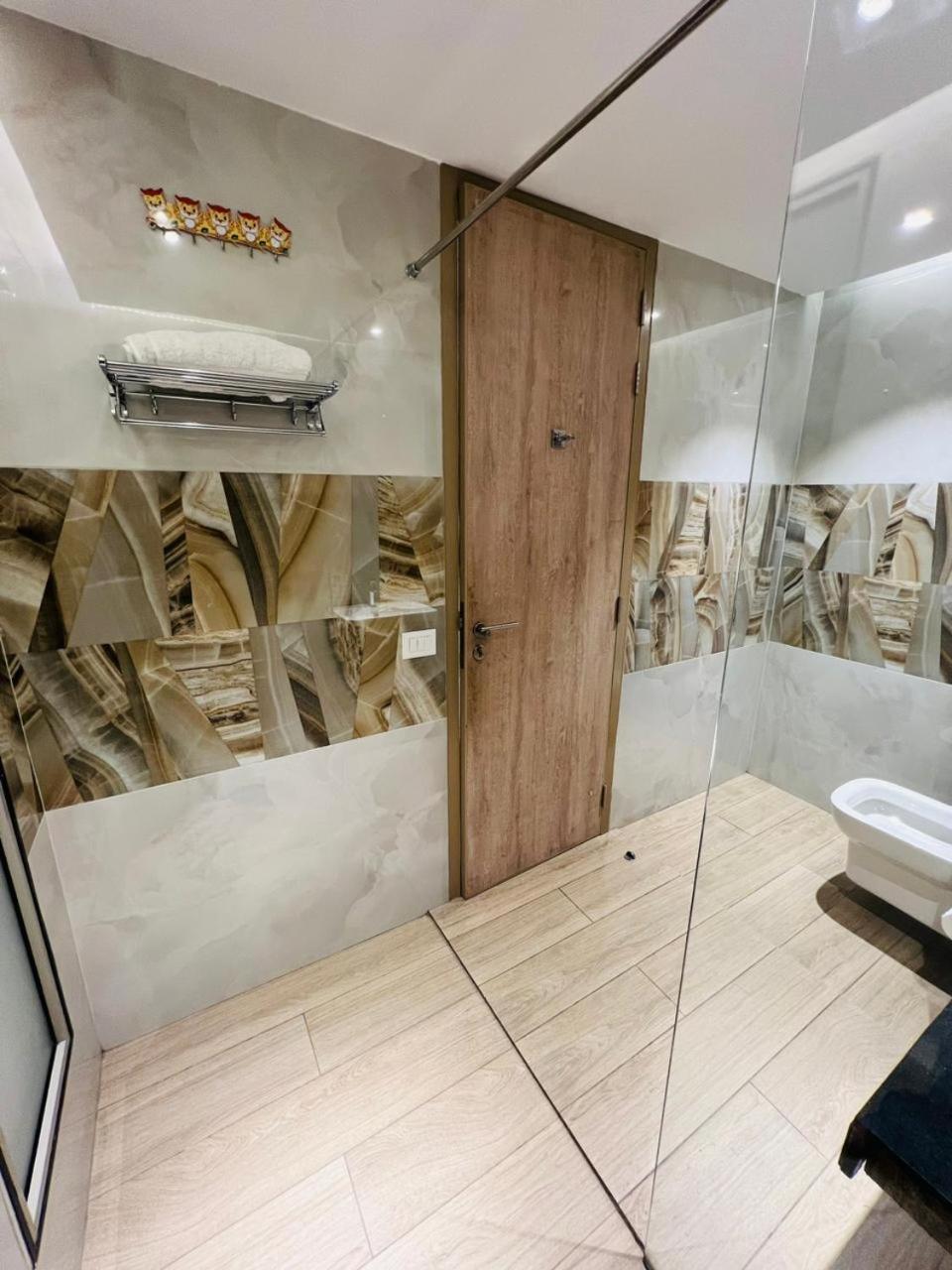 Luxe jacuzzi studio key 2 view 4