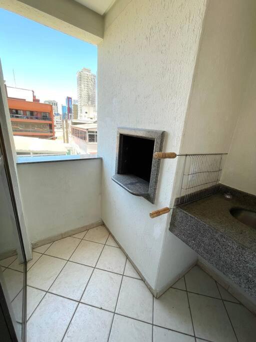 Apto com ótima localização, centro de Meia Praia