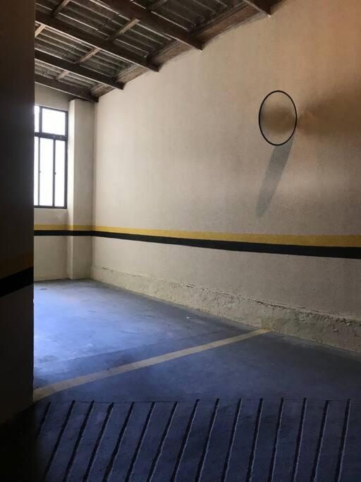 Apto com ótima localização, centro de Meia Praia