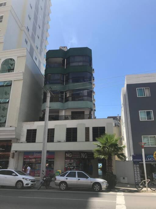 Apto com ótima localização, centro de Meia Praia