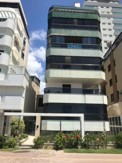 Apto com ótima localização, centro de Meia Praia