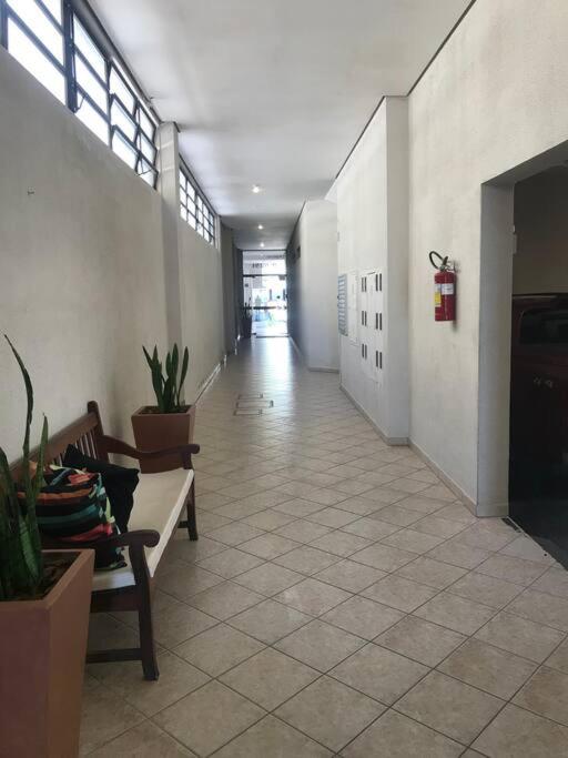 Apto com ótima localização, centro de Meia Praia