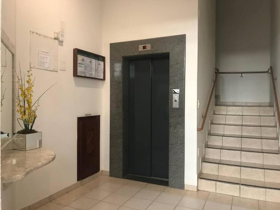 Apto com ótima localização, centro de Meia Praia