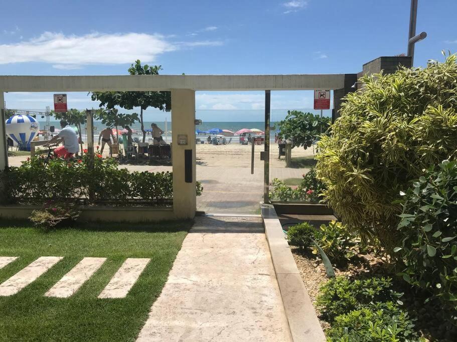 Apto com ótima localização, centro de Meia Praia
