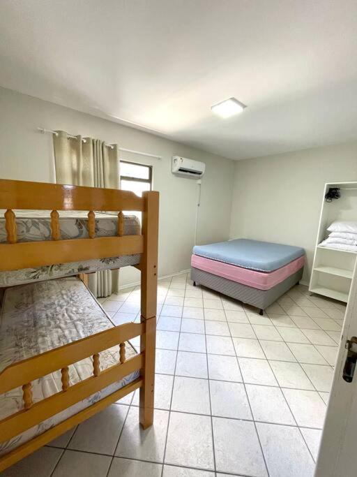 Apto com ótima localização, centro de Meia Praia
