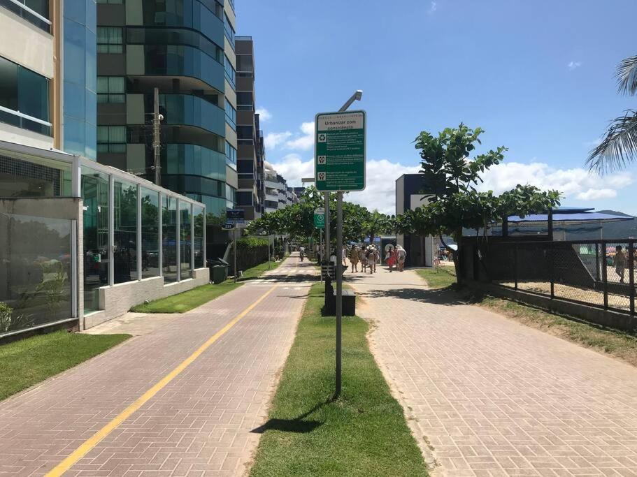 Apto com ótima localização, centro de Meia Praia