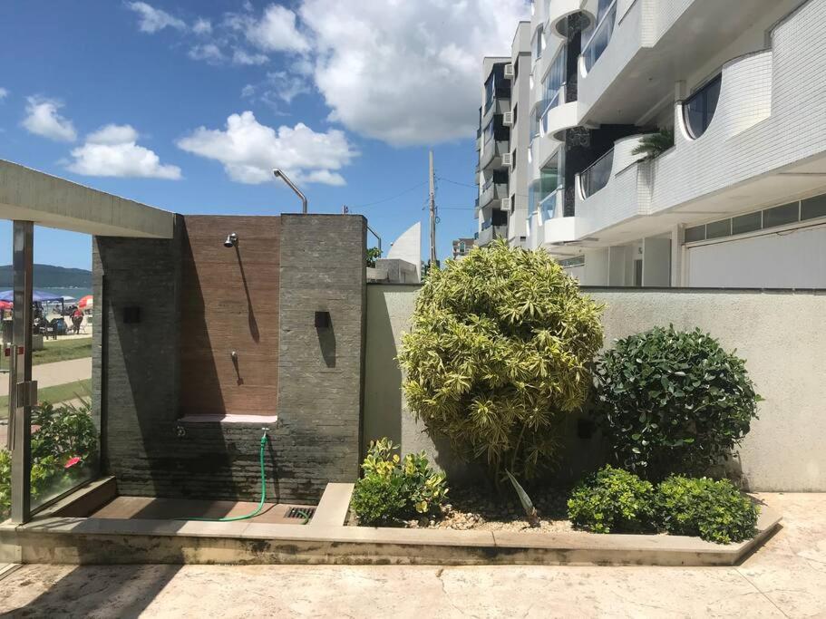 Apto com ótima localização, centro de Meia Praia