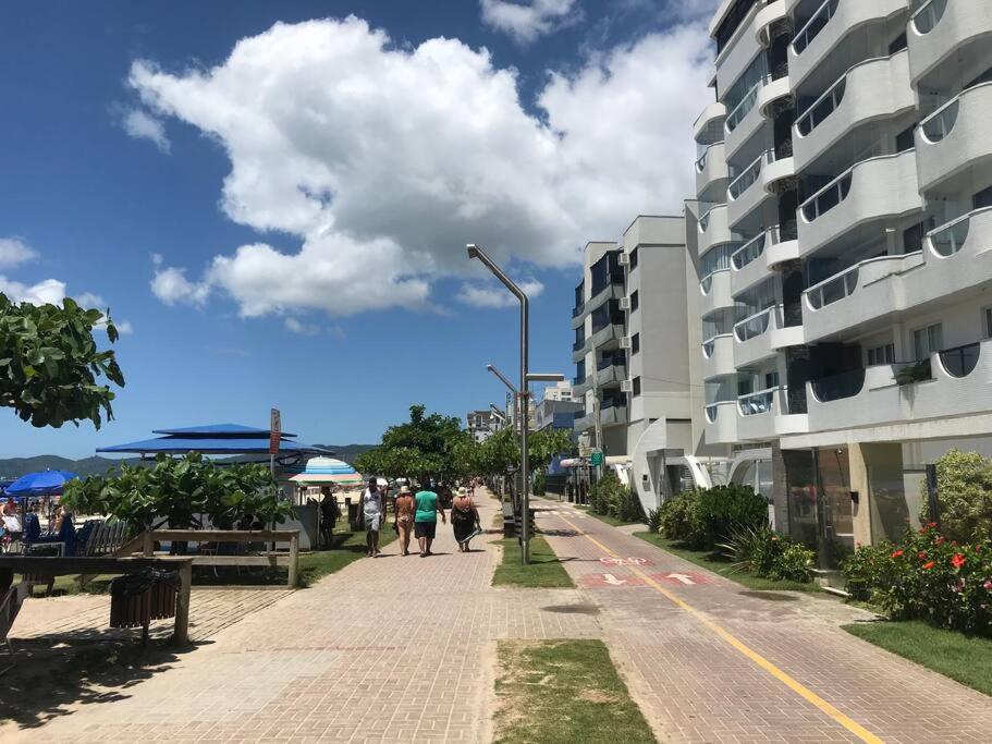 Apto com ótima localização, centro de Meia Praia