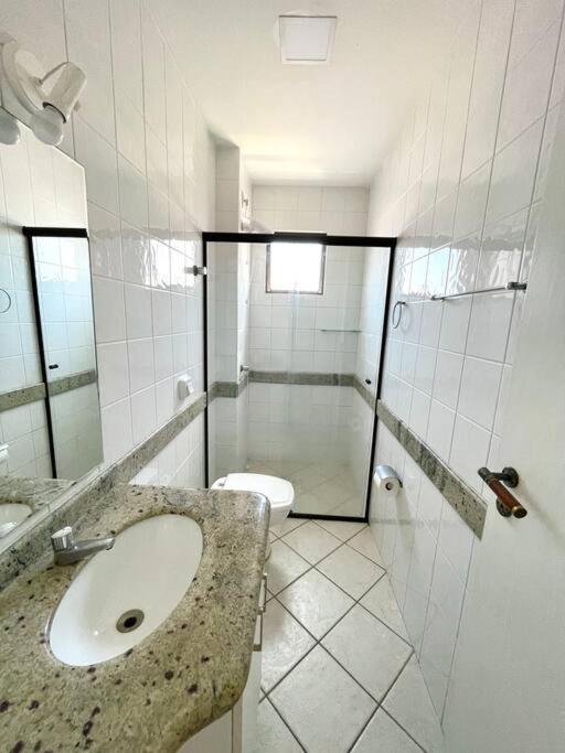 Apto com ótima localização, centro de Meia Praia