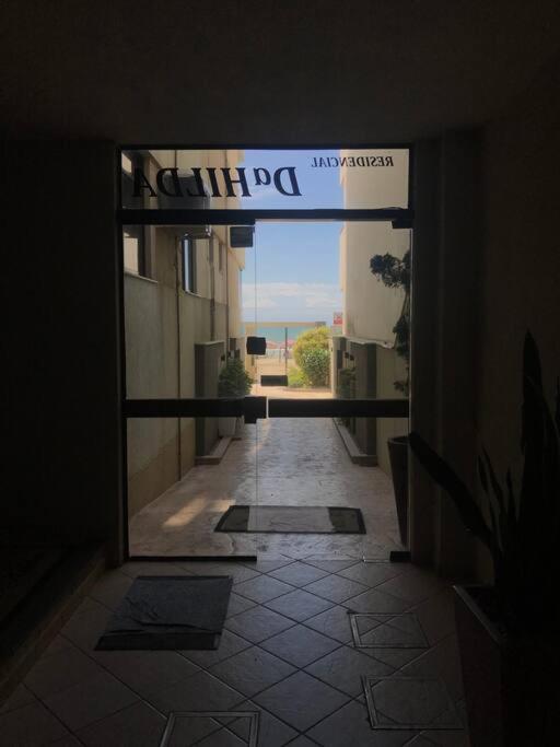 Apto com ótima localização, centro de Meia Praia