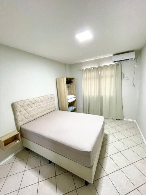Apto com ótima localização, centro de Meia Praia