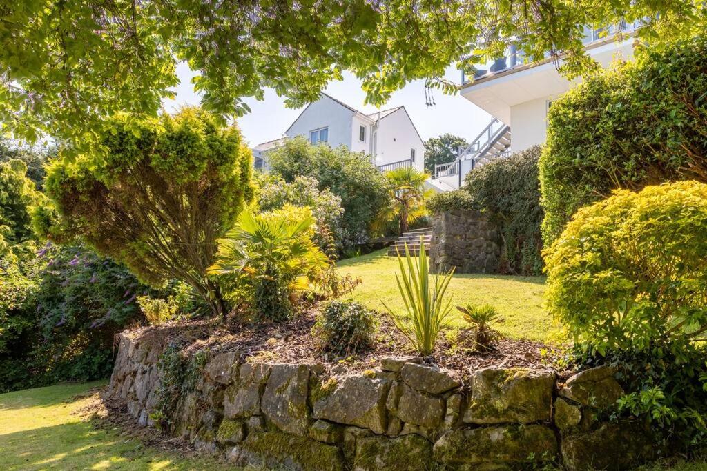Stunning Property Seaviews, Private Pool & Parking view 3