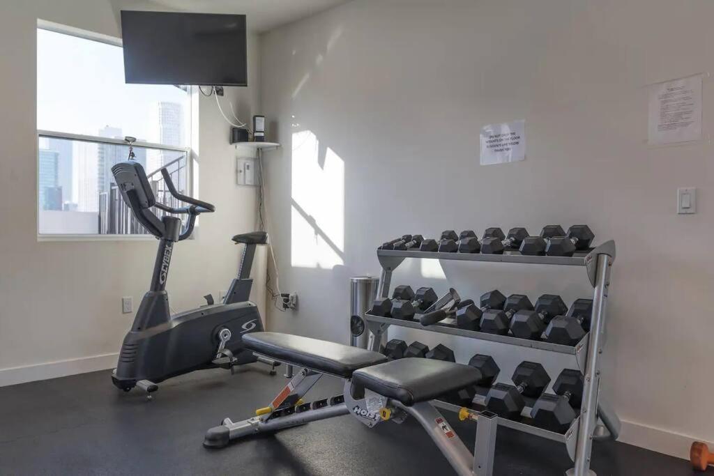 Modern Loft in DTLA - Rooftop Pool & Free Parking!