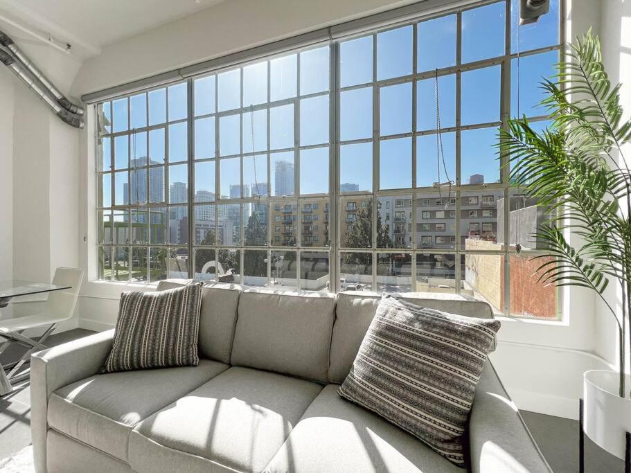 Modern Loft in DTLA - Rooftop Pool & Free Parking!