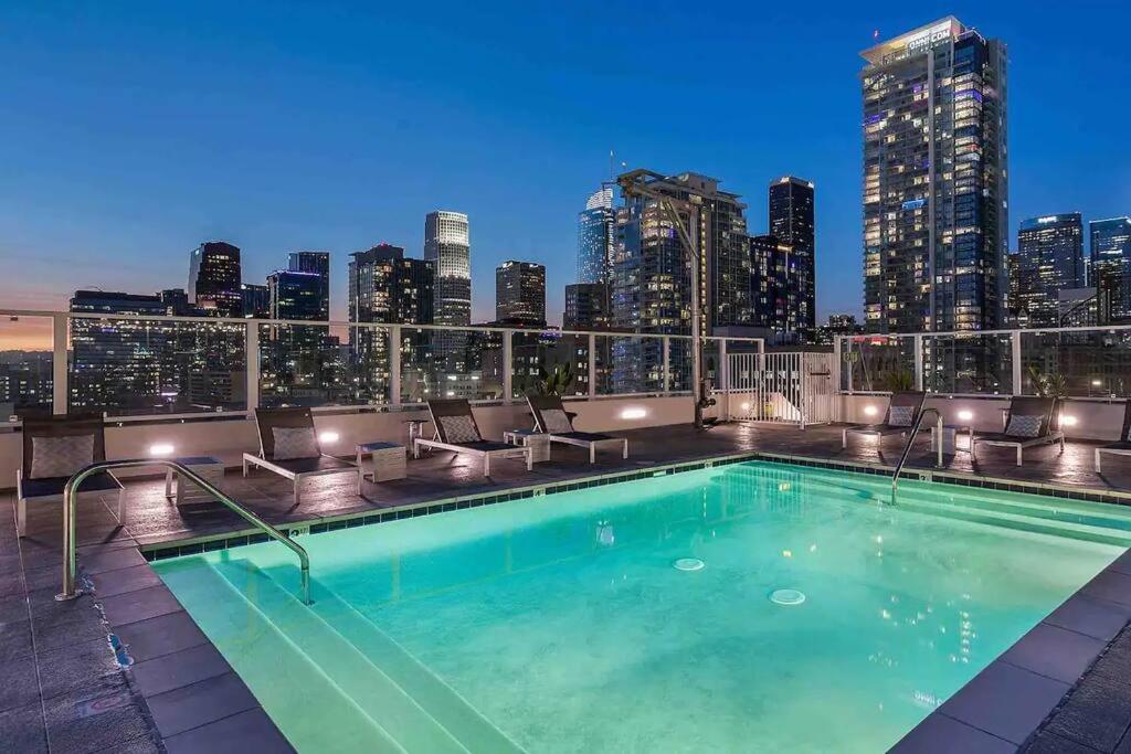 Modern Loft in DTLA - Rooftop Pool & Free Parking!