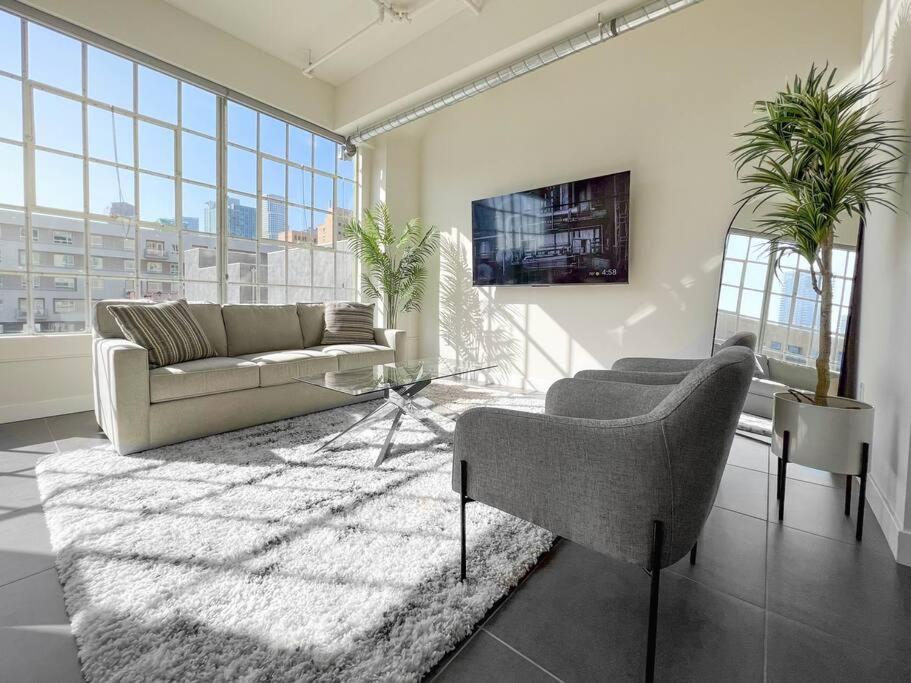 Modern Loft in DTLA - Rooftop Pool & Free Parking!