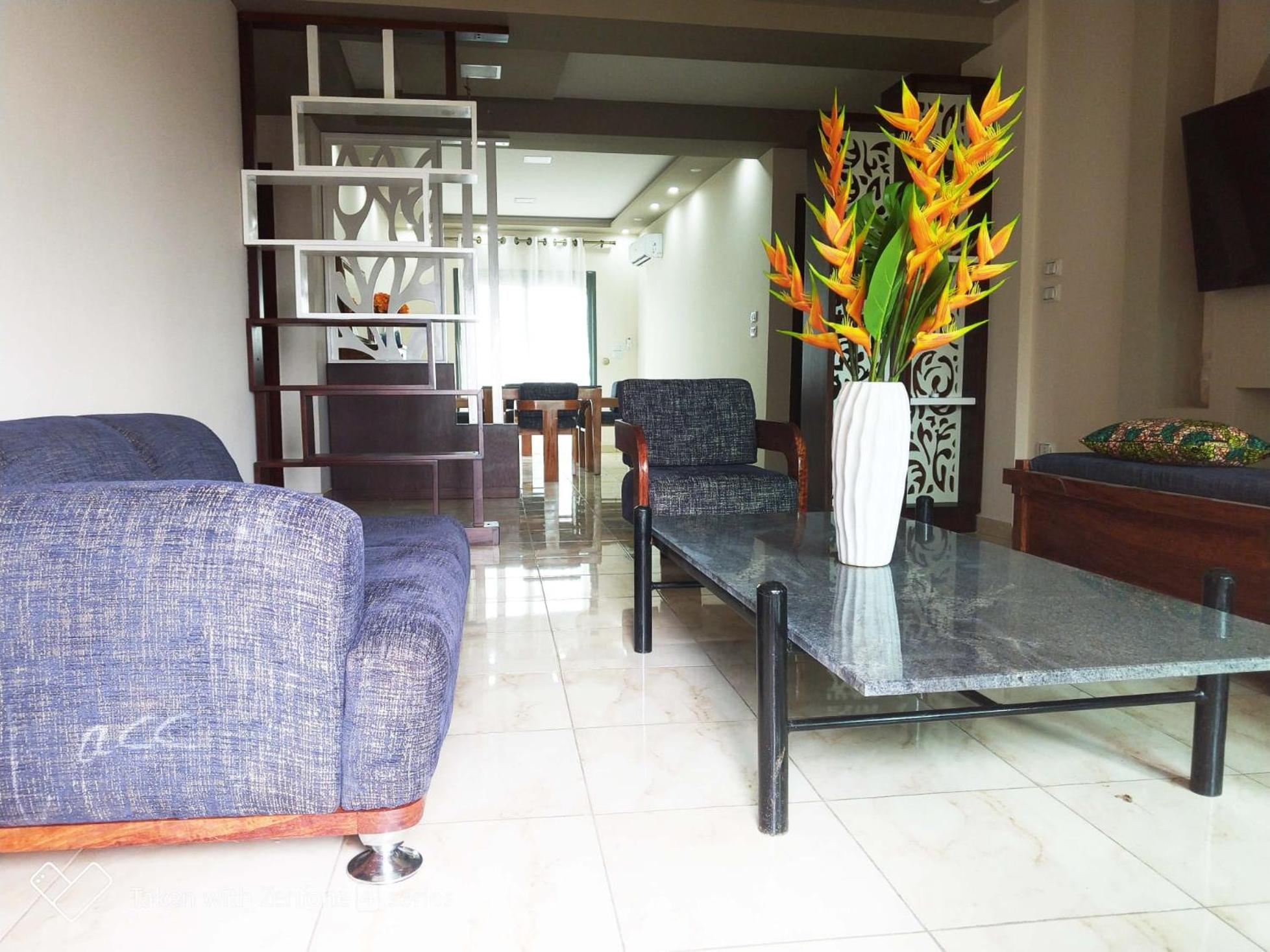 Magnifique 2P près de Touristique voyage Elig-Essono Yaounde, wifi groupe électrogène et parking