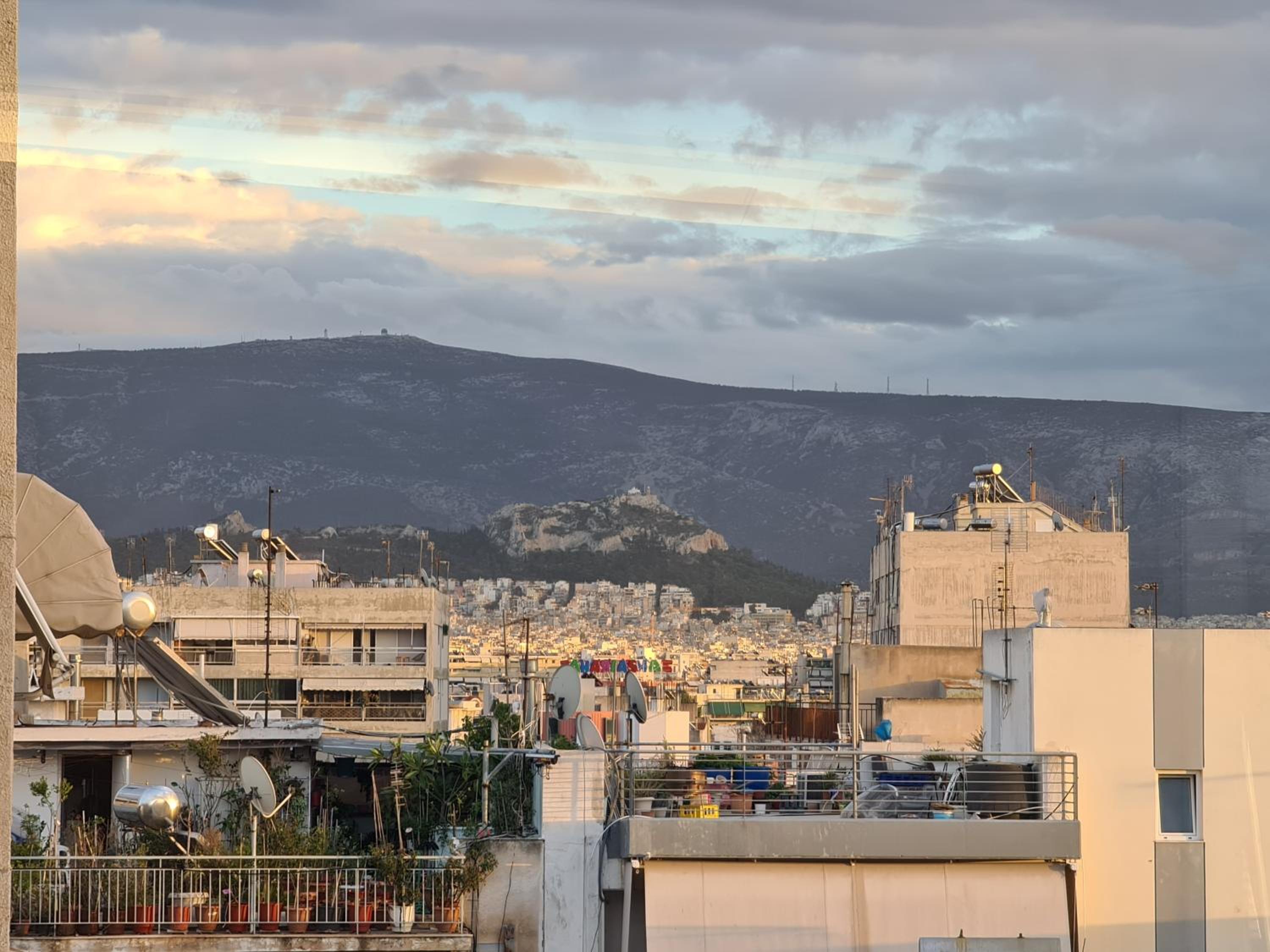 Sunny Home Private Jacuzzi Hydromassage, Fireplace, Acropolis & Lycabettus View, Underground Parking, 300m Metro Peristeri