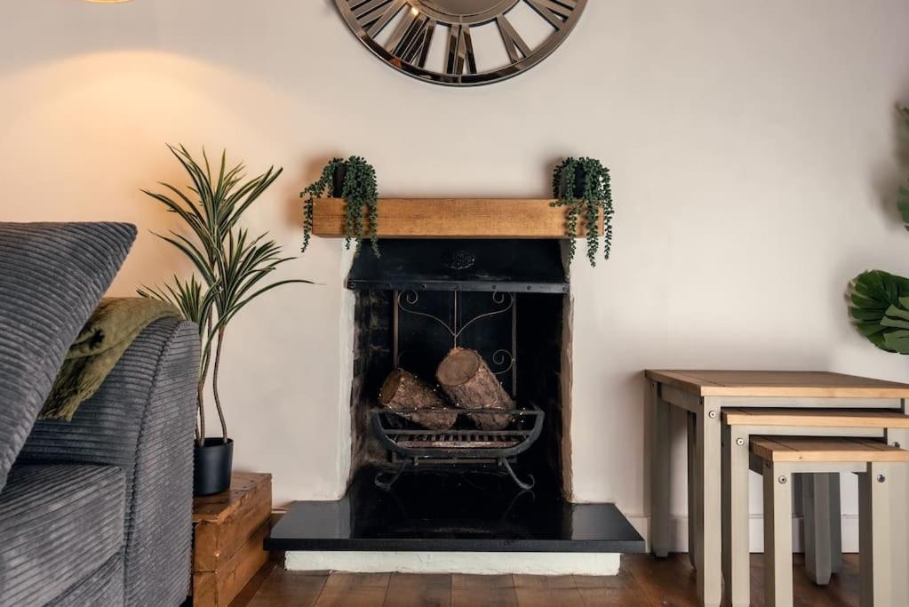 Cosy hillside cottage