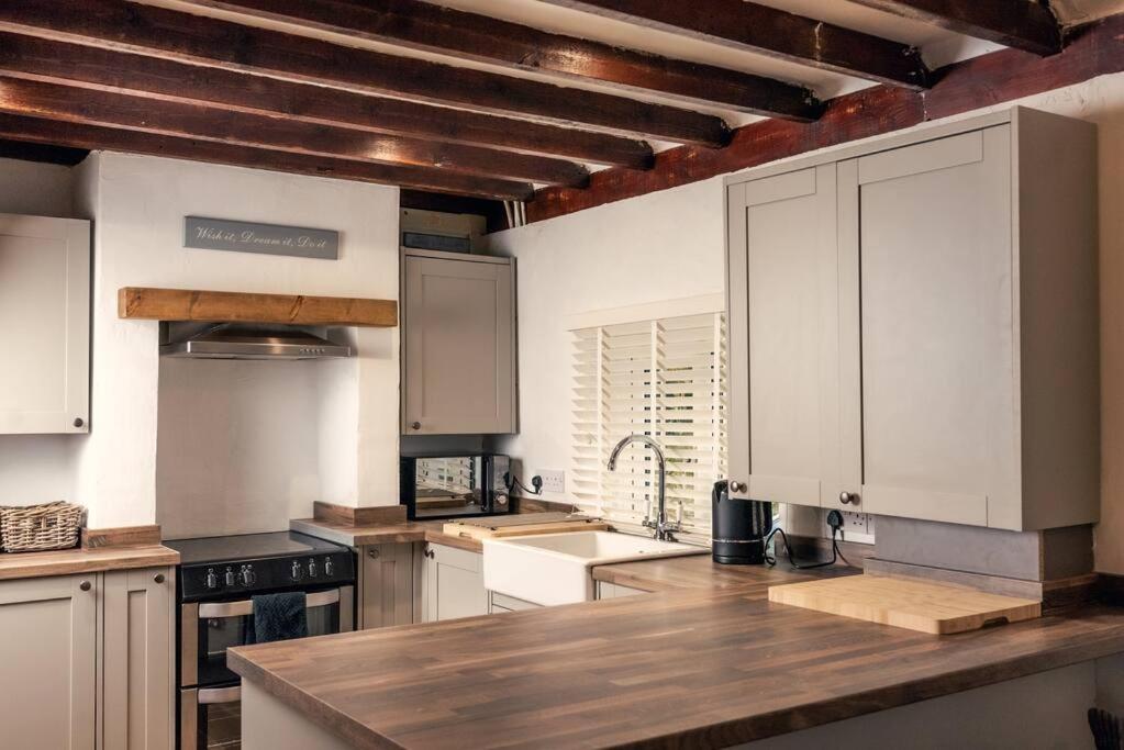 Cosy hillside cottage