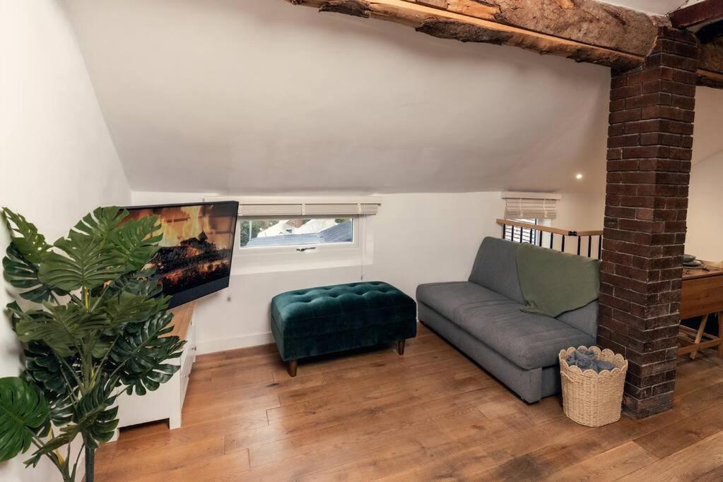 Cosy hillside cottage