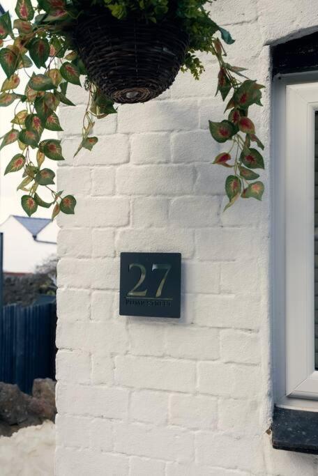 Cosy hillside cottage