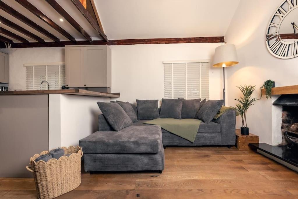 Cosy hillside cottage