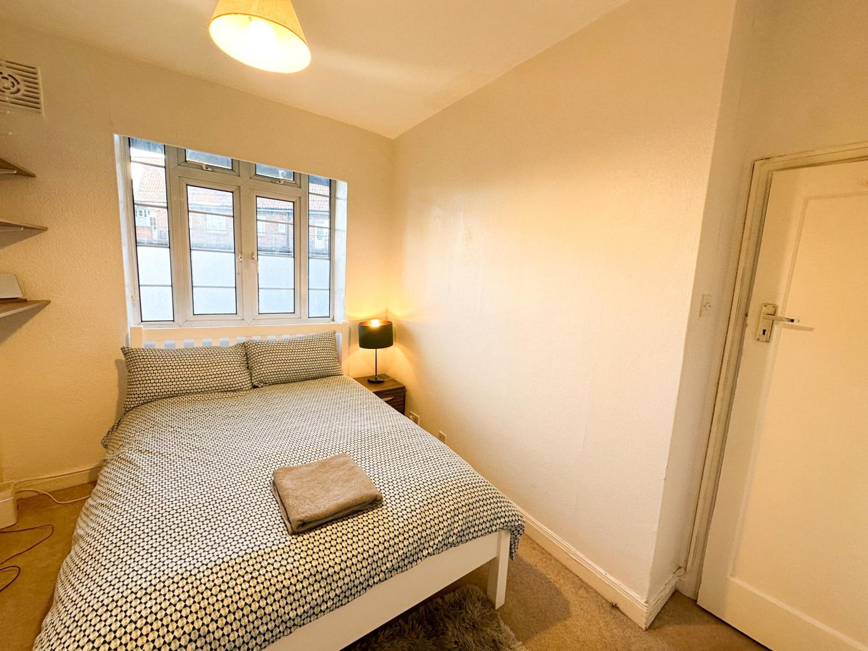 2 Bed Flat - short walk from Brent Cross Station view 5