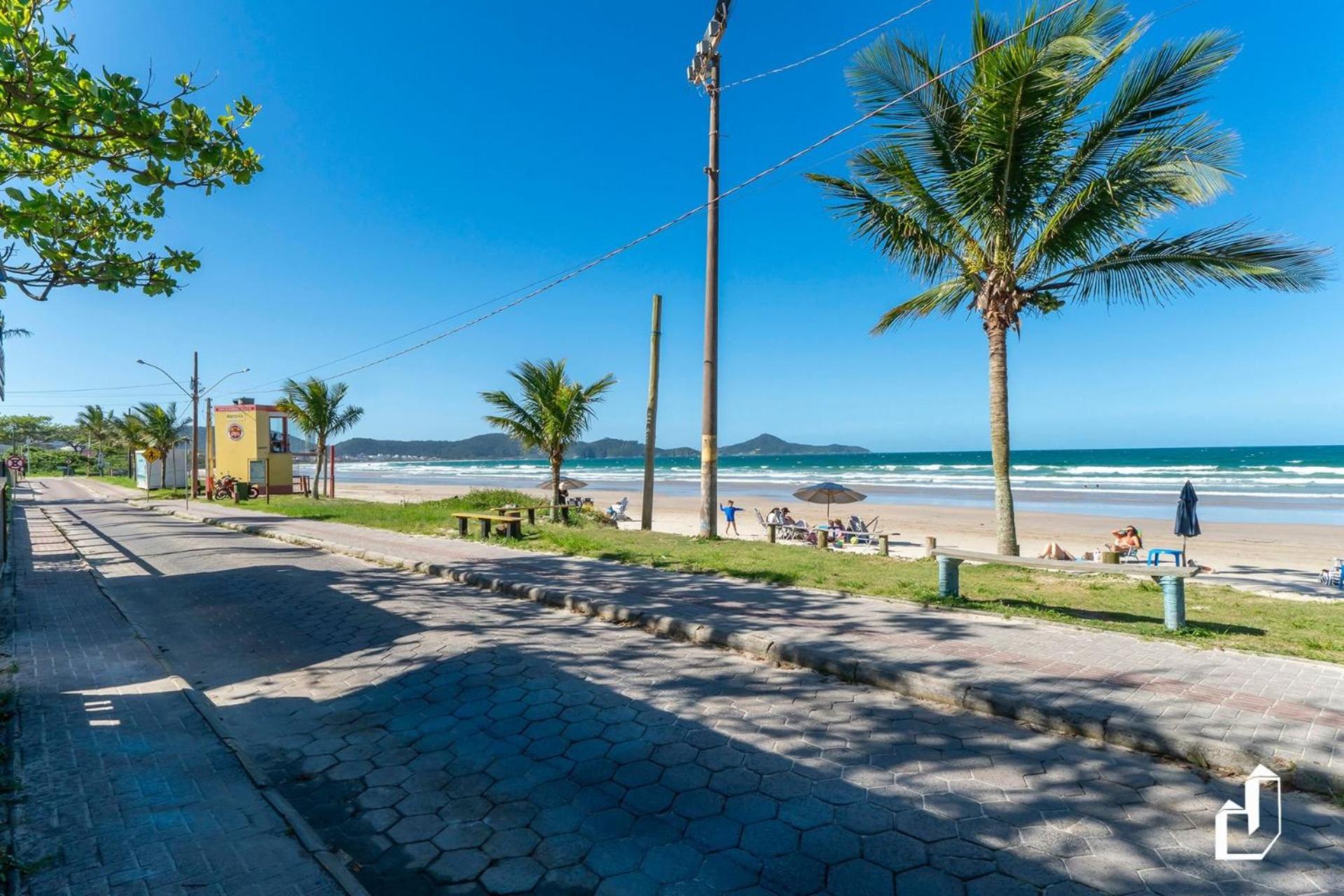 Frente ao mar e próxima a comércios 04 dormitórios