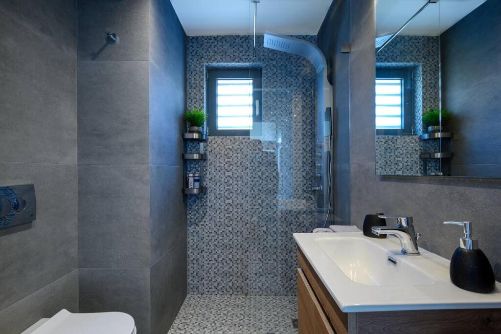 Luxury Loft Apartment &Rooftop with Acropolis View