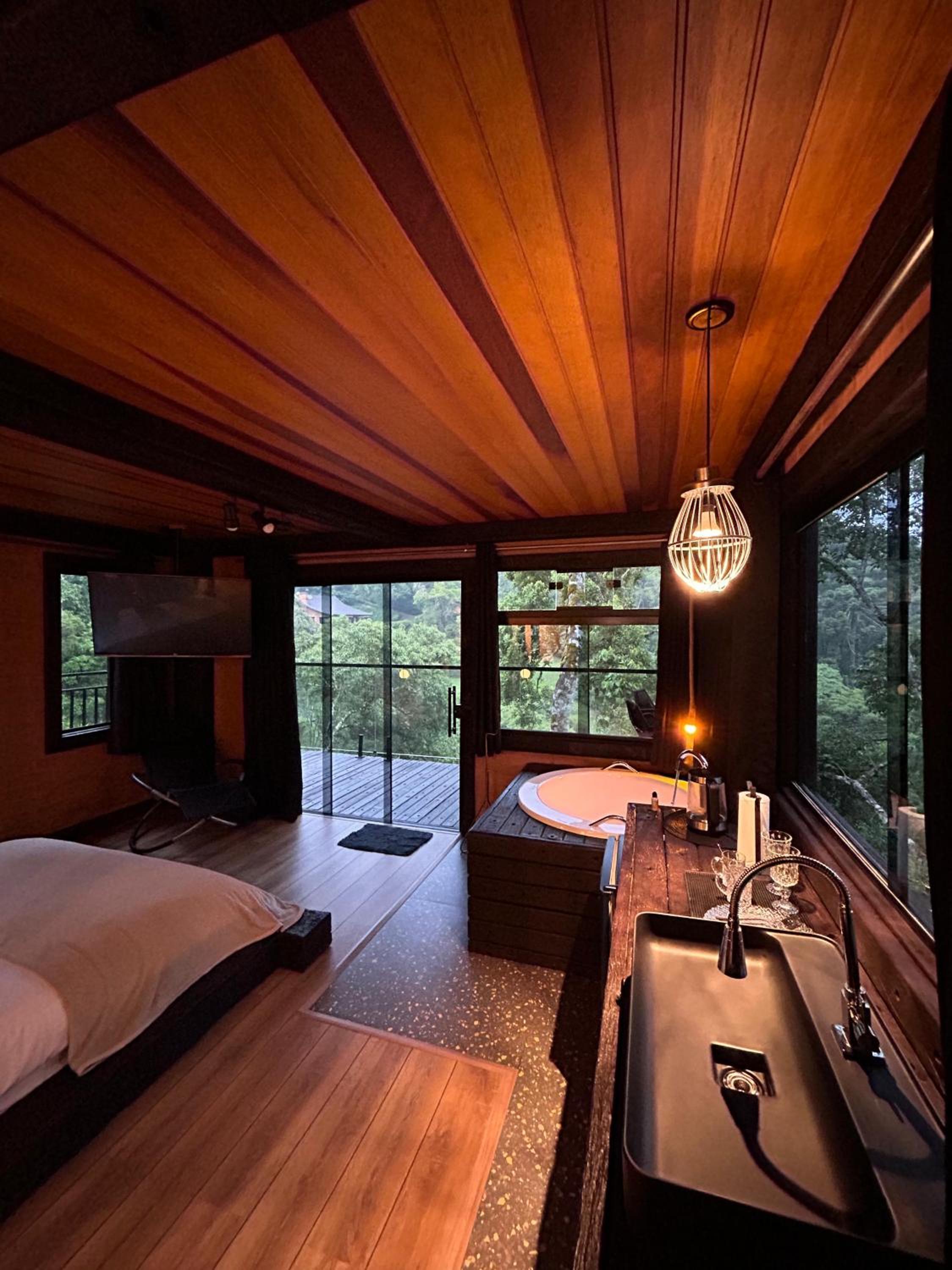 Casa Container 80 - Suítes privativas e sofisticadas integradas à natureza