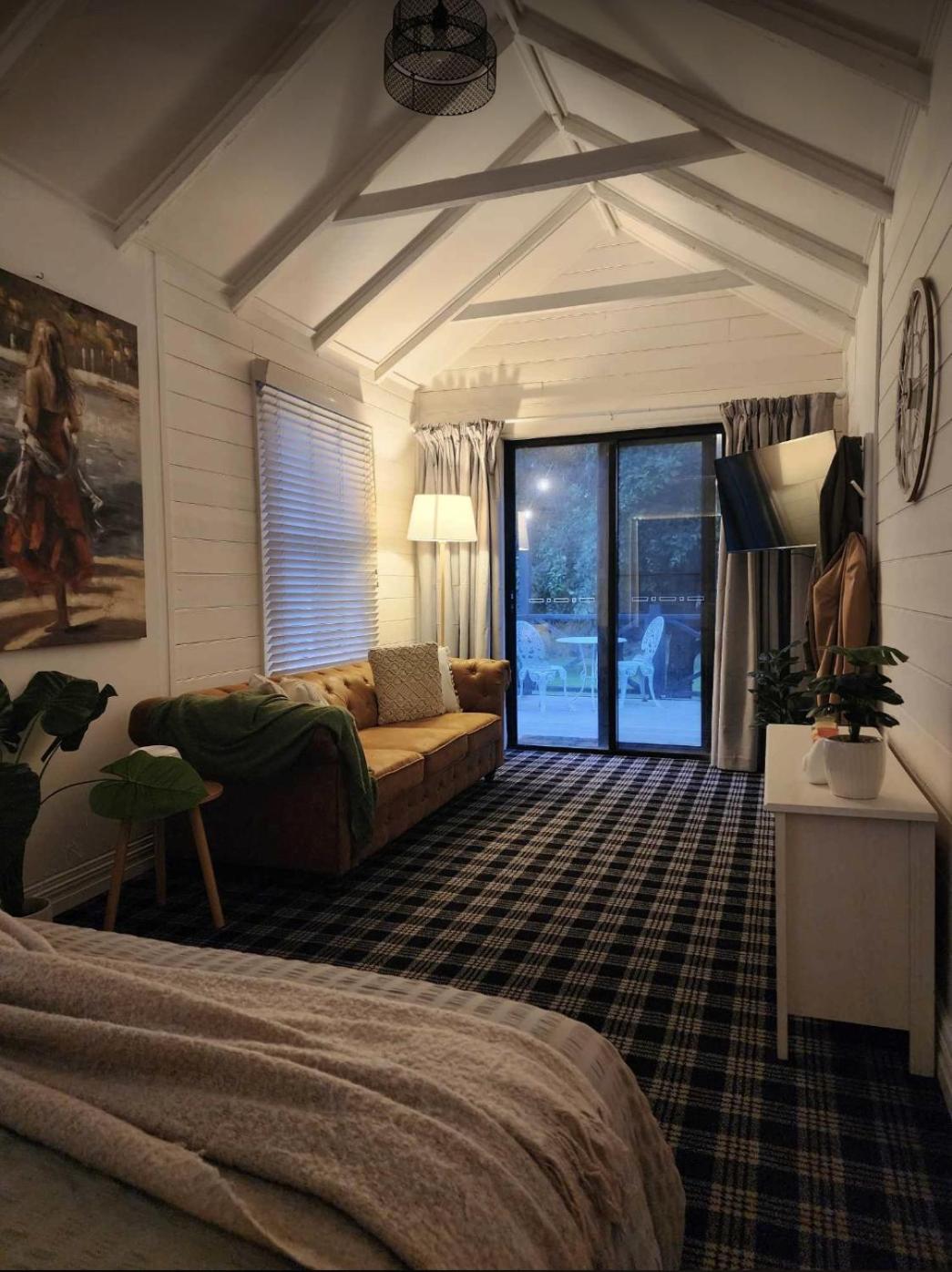 Daylesford - Frog Hollow Estate -THE COTTAGE - enjoy a relaxing and romantic night away in our gorgeous little one Bedroom ROMANTIC COTTAGE under the apple