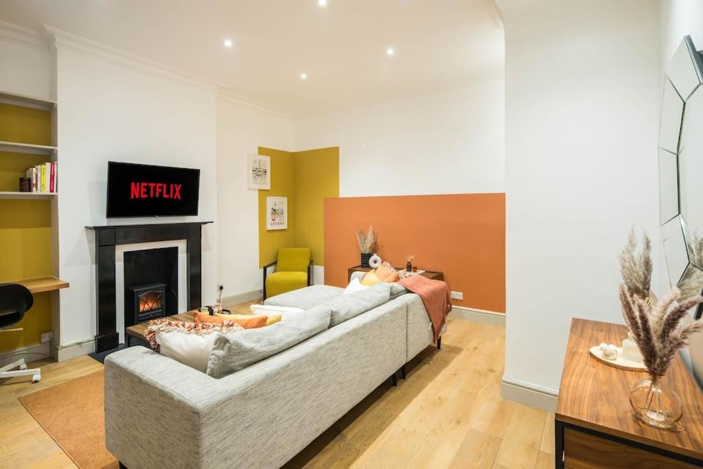 Superb Retreat Central Next Tube — other