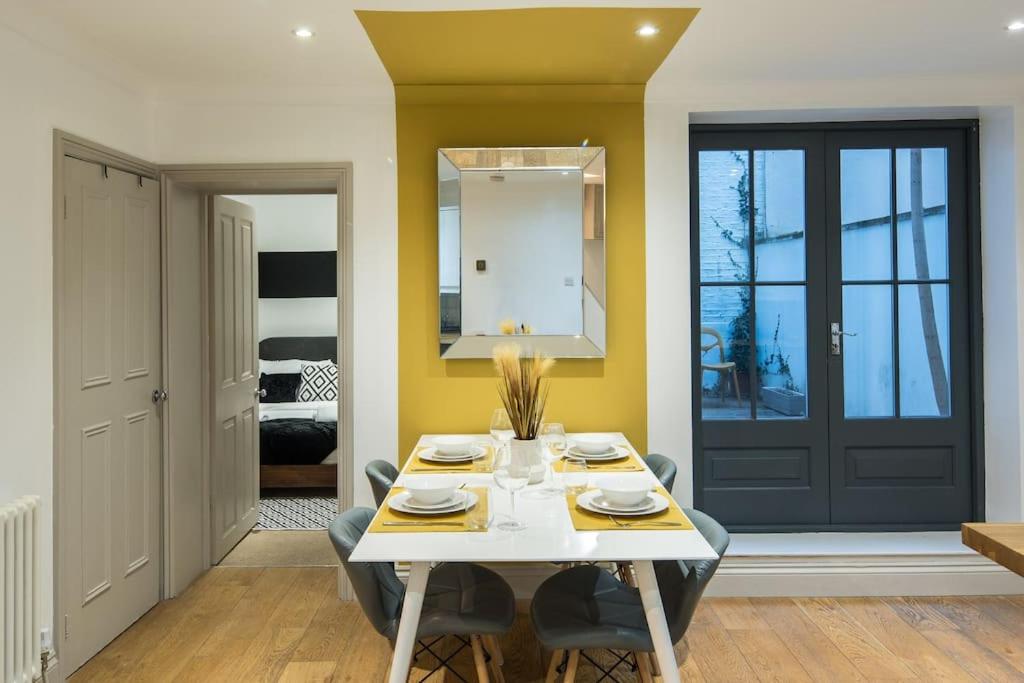 Superb Retreat Central Next Tube — kitchen
