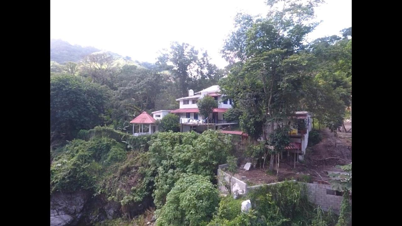 Complejo Villa Clara Junto al Río y Montañas by drvacationsrental