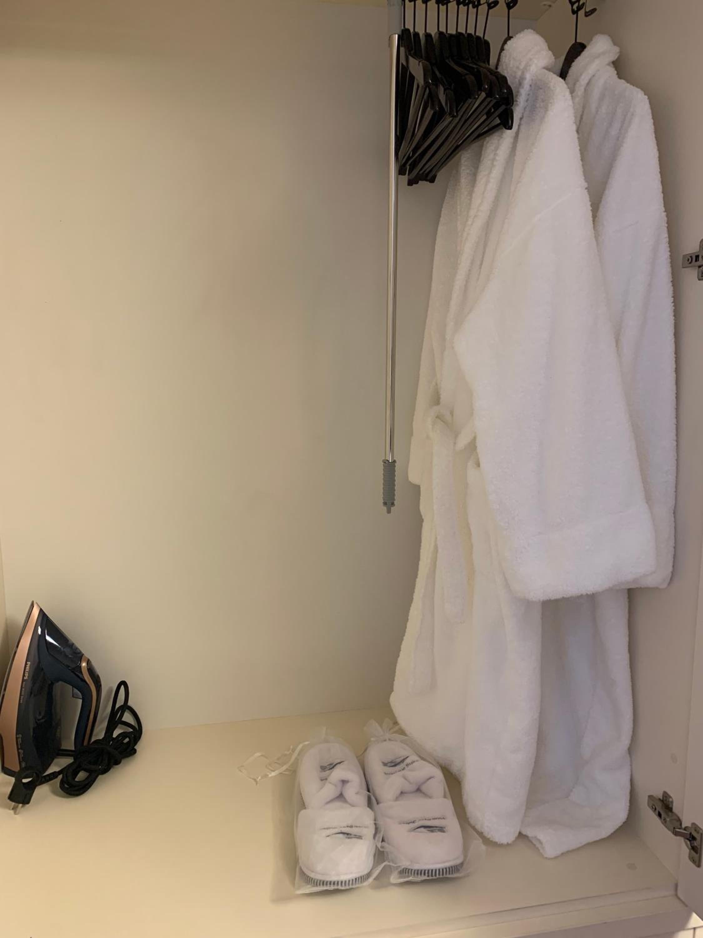 Botanique Suites AirBnB, Antwerp