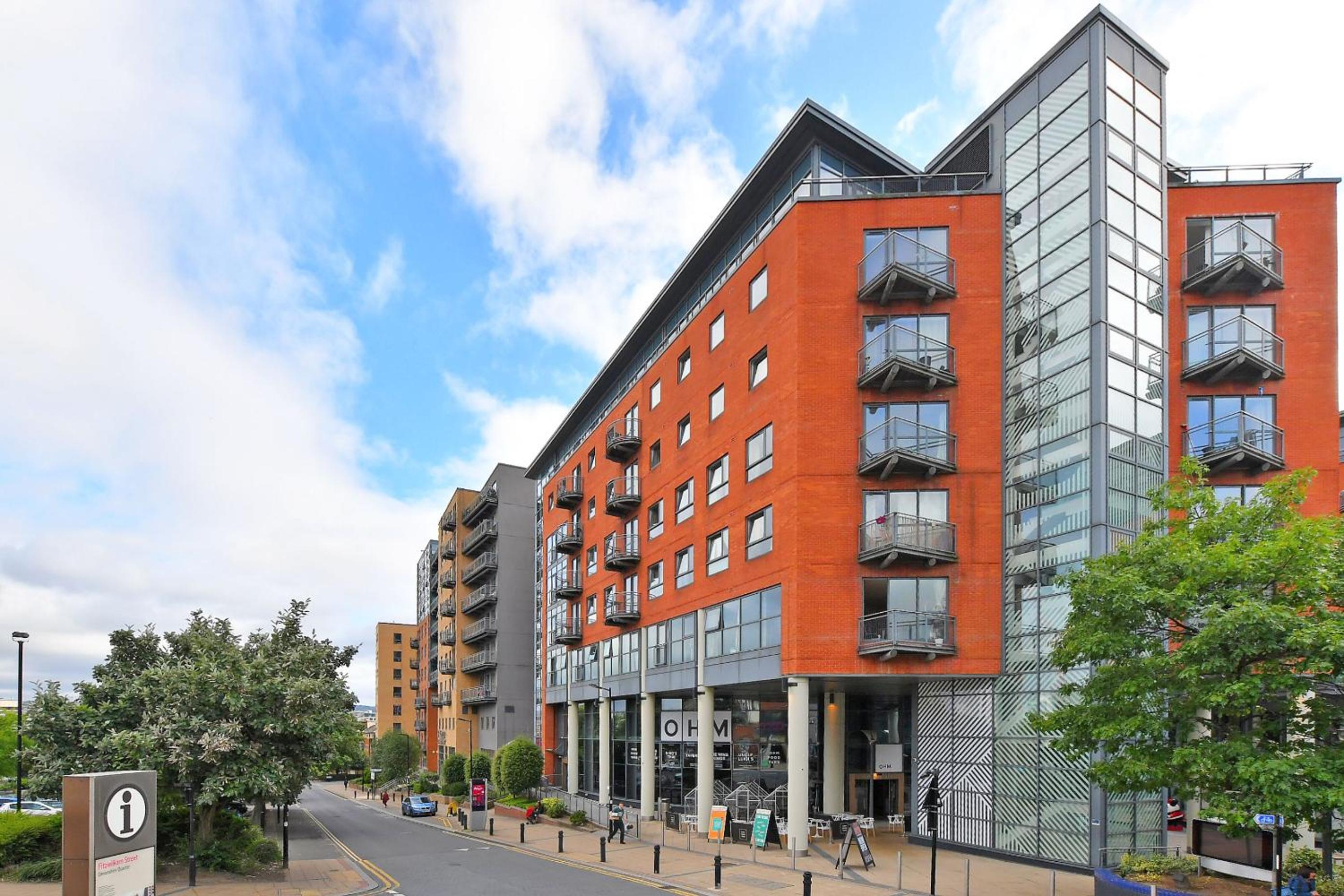 Deluxe City Centre Studio Apartment with Balcony & City Views - FREE WIFI NETFLIX, GYM ACCESS - WESTONE