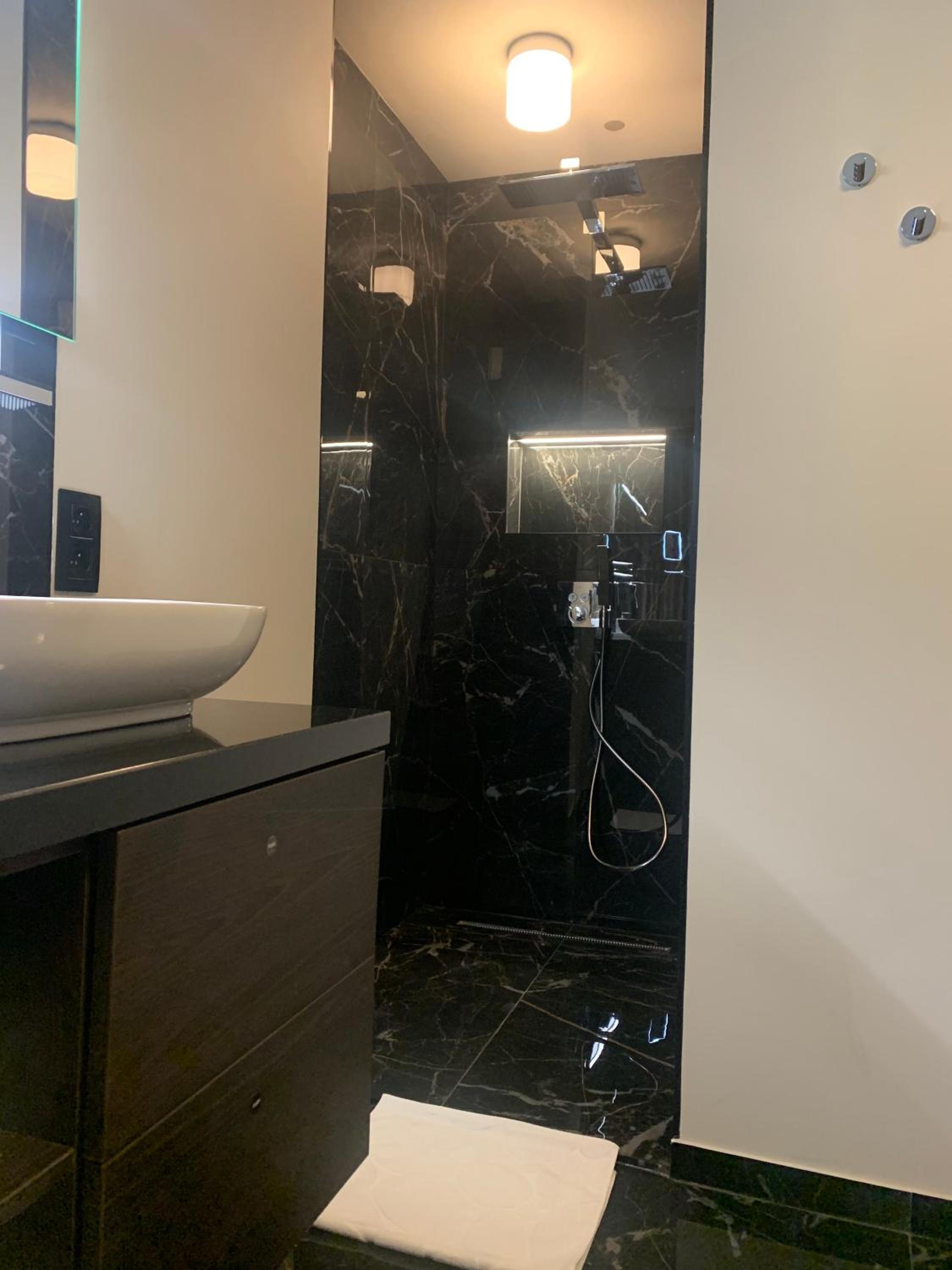 Botanique Suites AirBnB, Antwerp