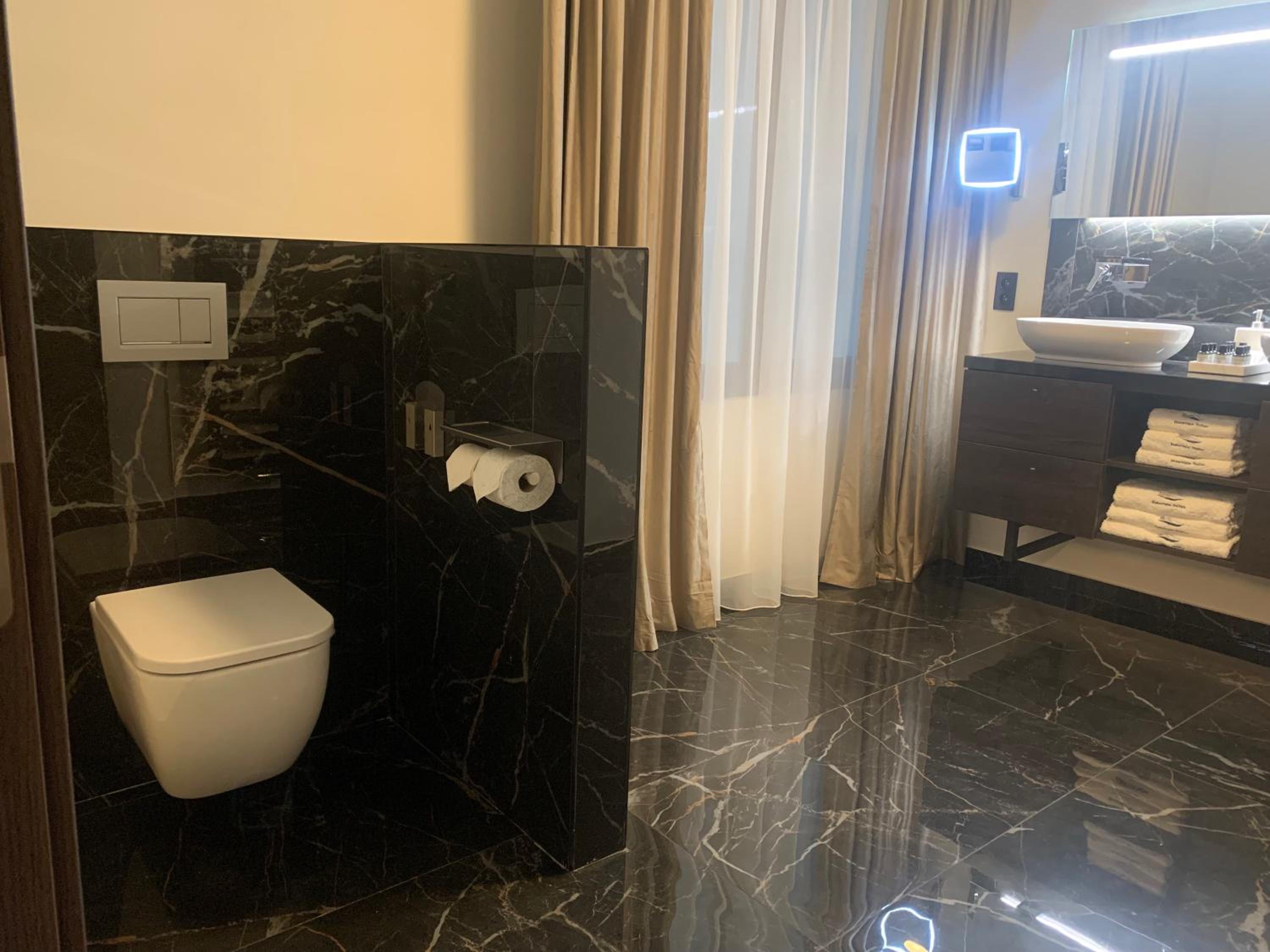 Botanique Suites AirBnB, Antwerp
