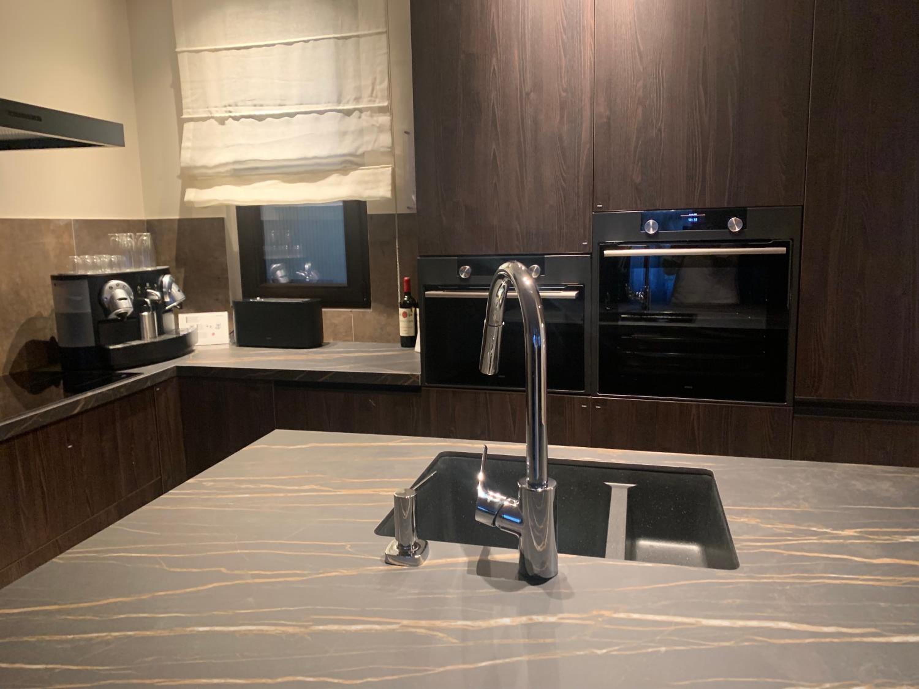Botanique Suites AirBnB, Antwerp