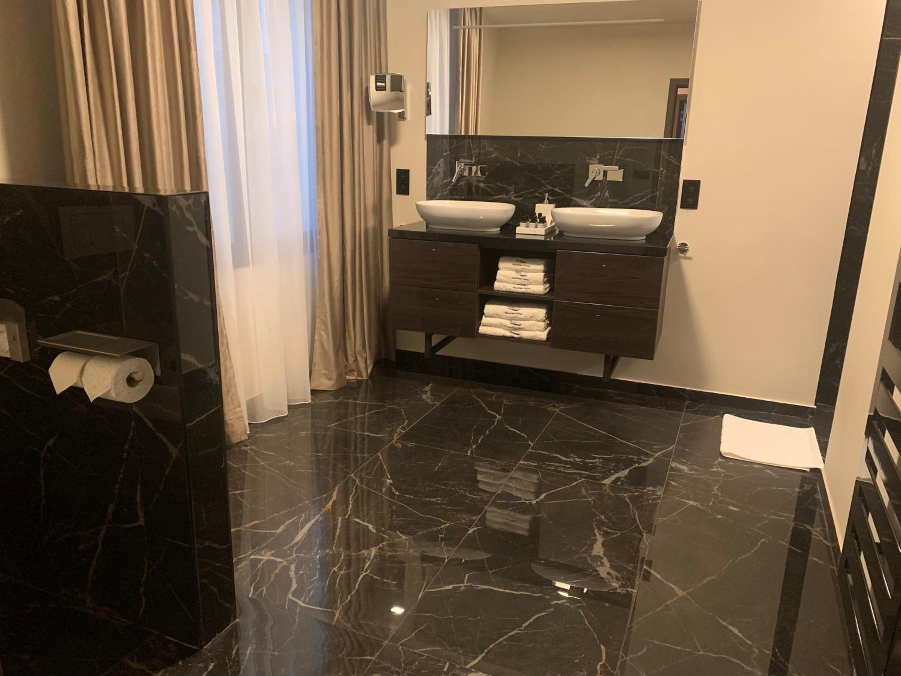 Botanique Suites AirBnB, Antwerp