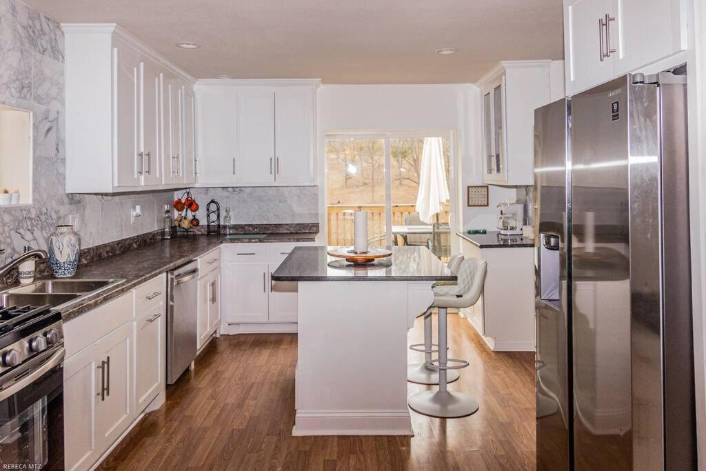 Unique cabin, 10 minutes from downtown view 5