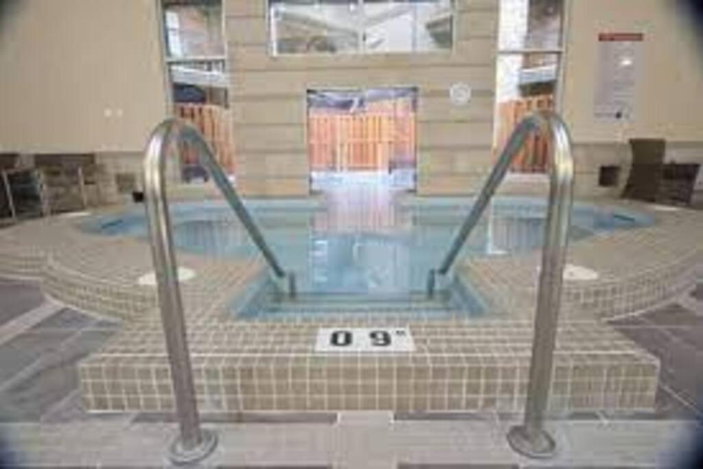 Luxury 3B Mountain Views- Pool & Hot Tub -Sleeps 10