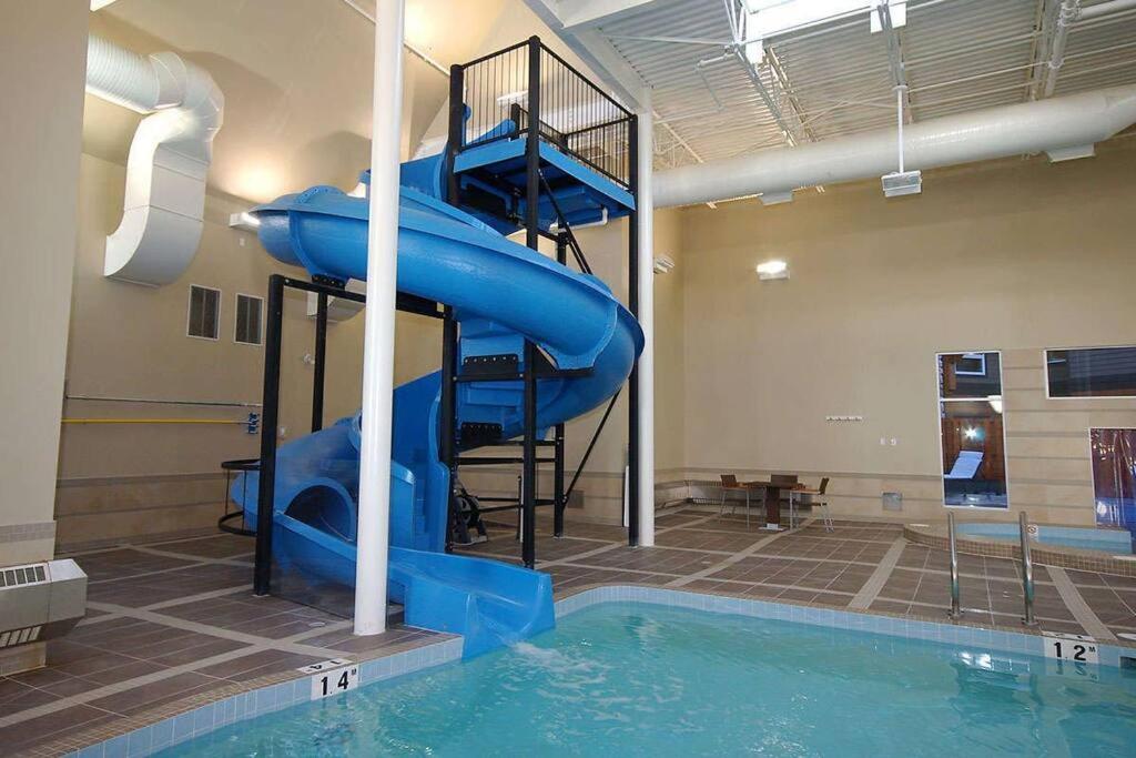 Luxury 3B Mountain Views- Pool & Hot Tub -Sleeps 10